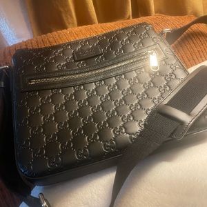 Gucci Black Leather Crossbody unisex Bag.
